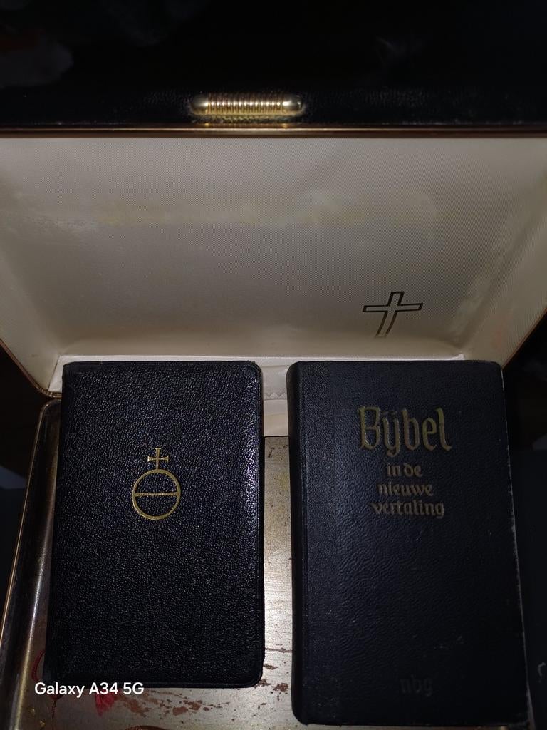 Diverse bijbels en woordenboek en kist, Ophalen