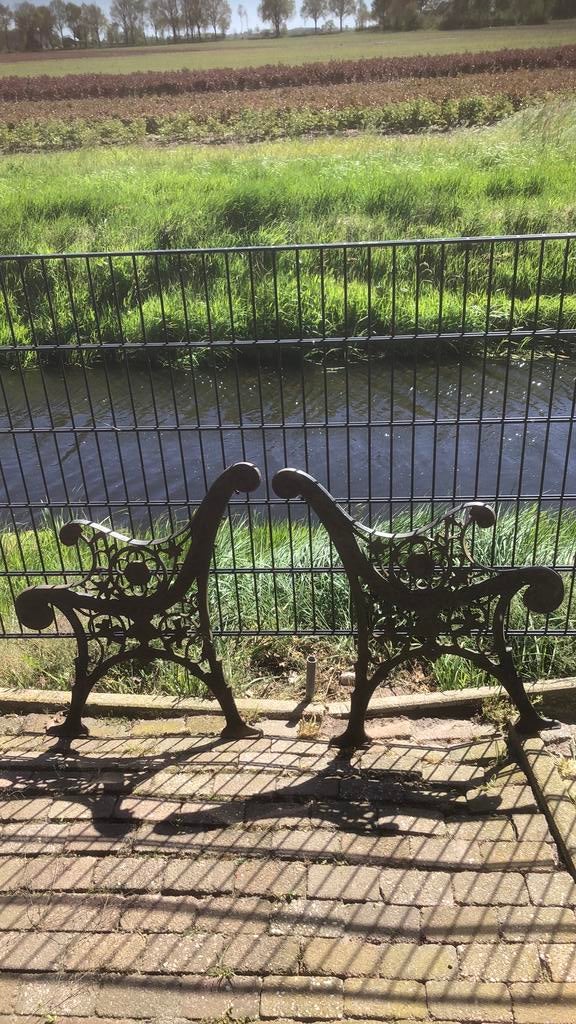 Twee uit eindes/staanders van tuinbank, Ophalen, Gebruikt