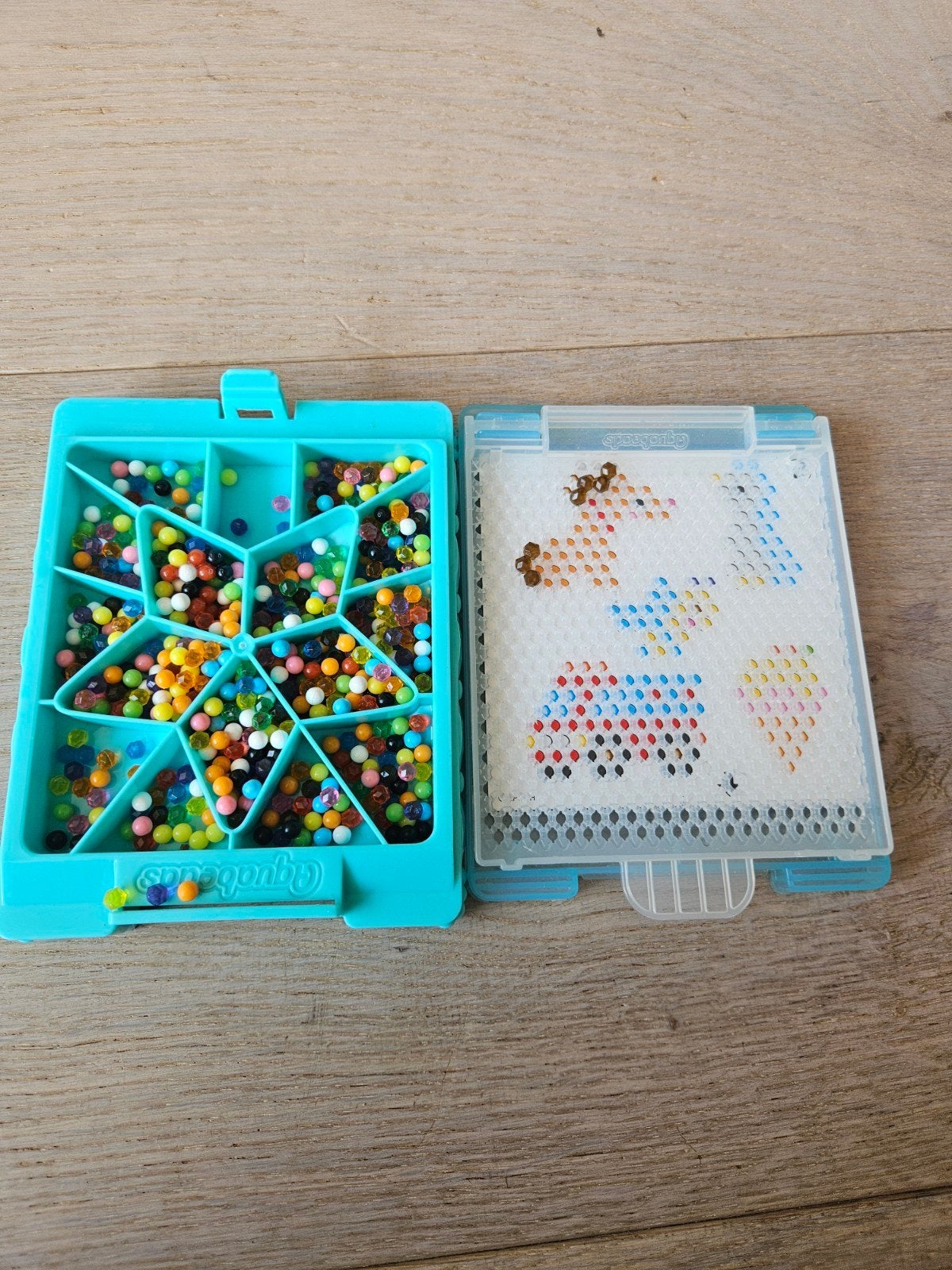 Aquabeads knutselset met kralen en voorbeelden, Ophalen of Verzenden, Gebruikt