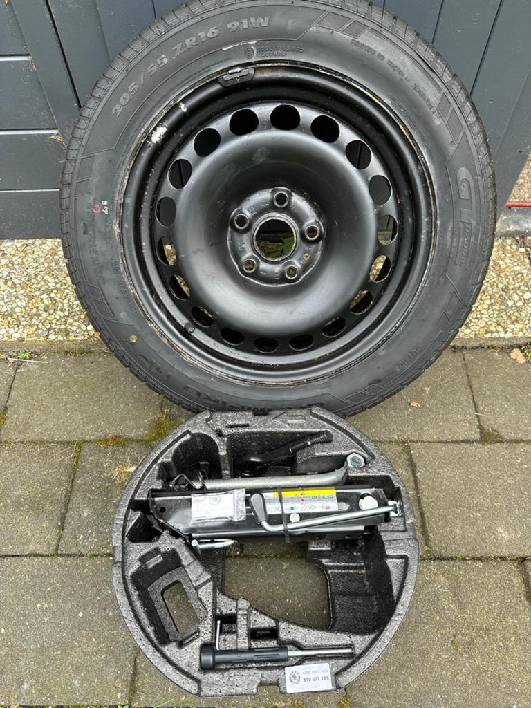 Skoda volledig Reservewiel met krikset 205/55/16 steek 5x112, Auto-onderdelen, Banden en Velgen, Ophalen, Gebruikt, 16 inch, Banden en Velgen