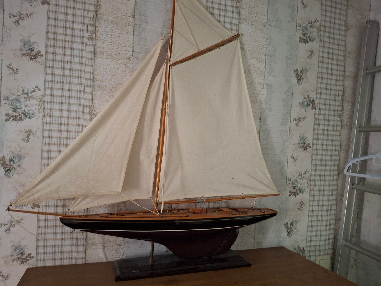 Decoratie schip met beschadiging., Hobby en Vrije tijd, Modelbouw | Boten en Schepen, Ophalen