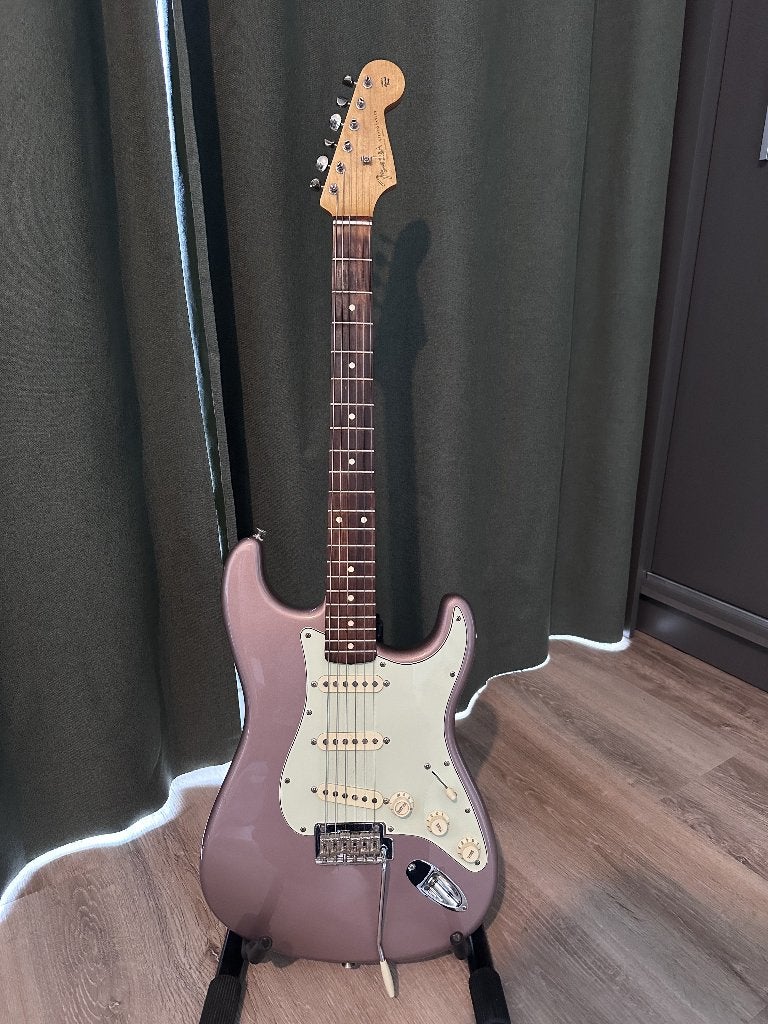 Fender Vintera '60s Stratocaster Modified – Burgundy Mist, Muziek en Instrumenten, Ophalen, Zo goed als nieuw, Solid body, Fender