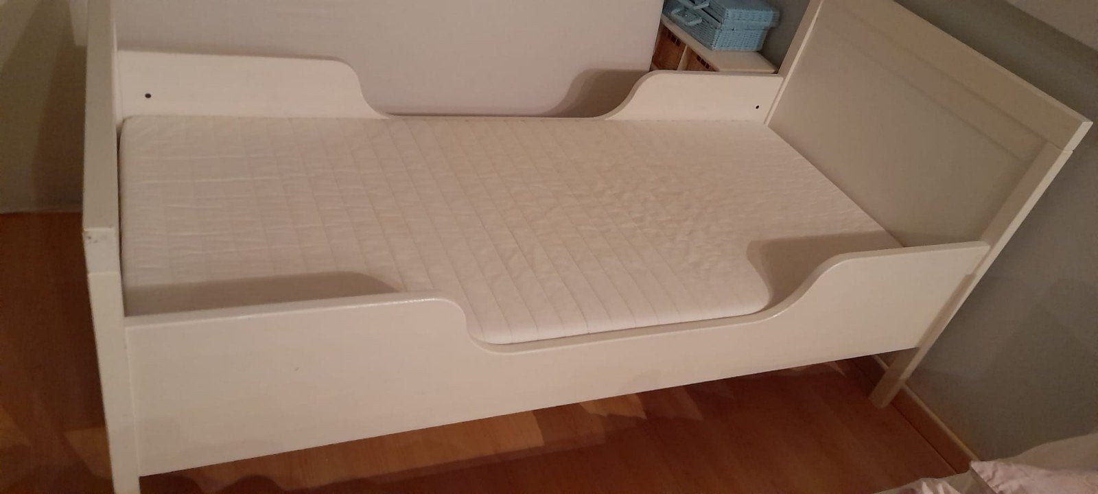Wit kinderbed met matras - Zo goed als nieuw, Kinderen en Baby's, Ophalen, 70 tot 85 cm, Zo goed als nieuw, Matras