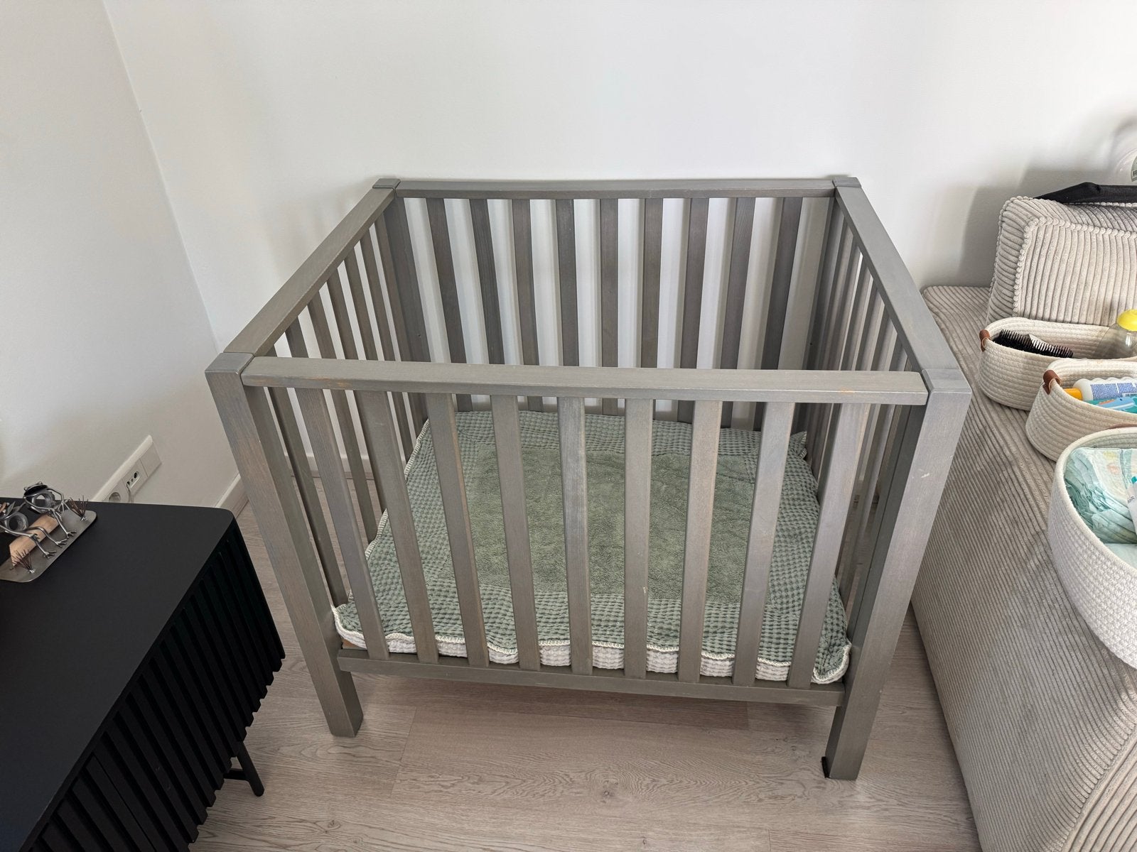 Grijze box met Koeka boxkleed, Kinderen en Baby's, Boxen, Ophalen, Gebruikt, Boxkleed, Vierkant