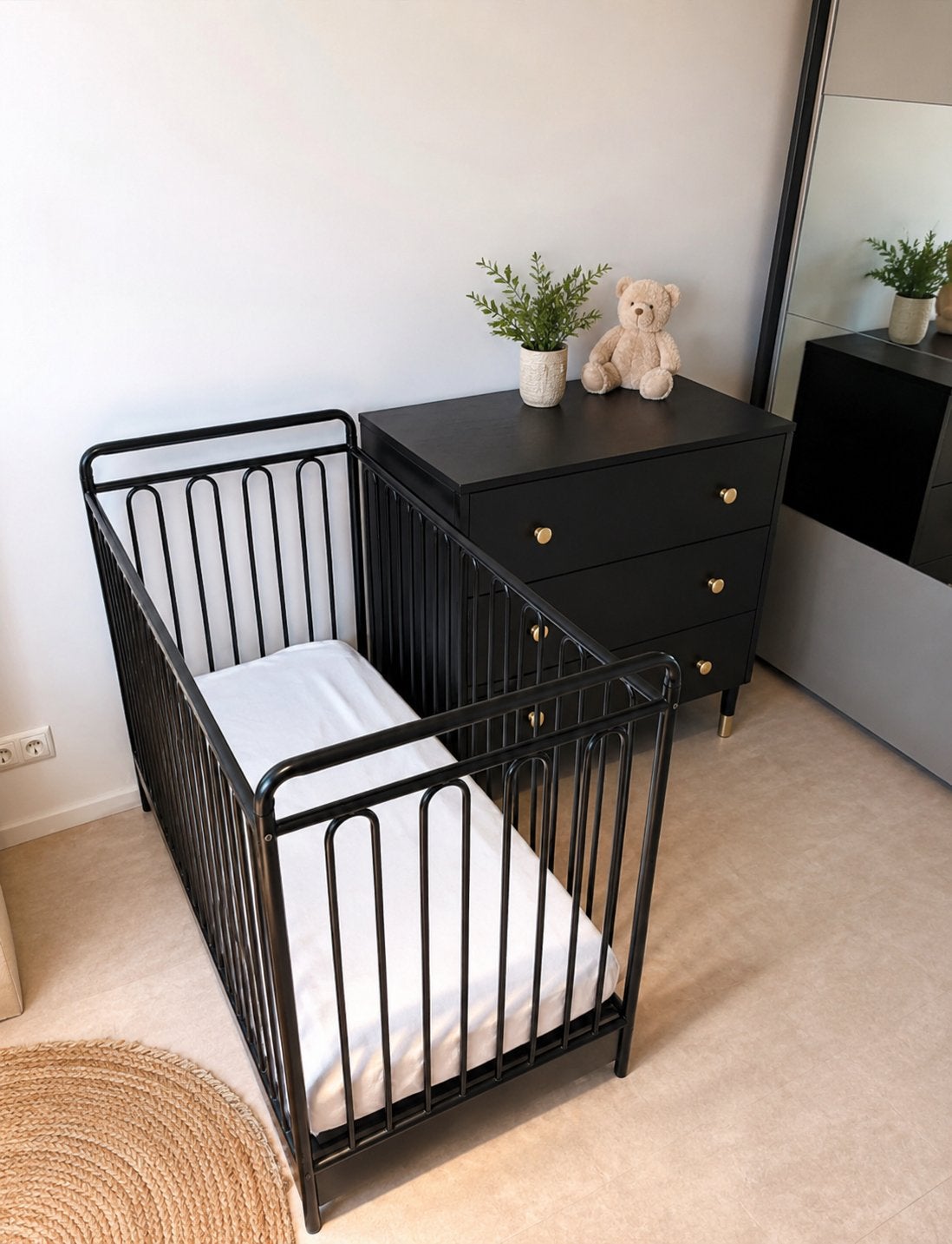 Metalen ledikant + houten commode, Ophalen, Zo goed als nieuw, Ledikant