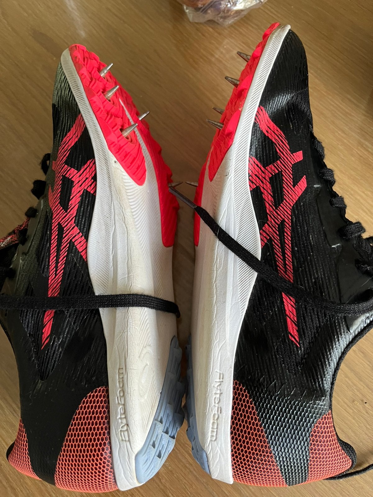 ASICS atletiek spikes maat 40 – zwart/rood – incl. spikes, Sport en Fitness, Loopsport en Atletiek, Ophalen of Verzenden, Zo goed als nieuw