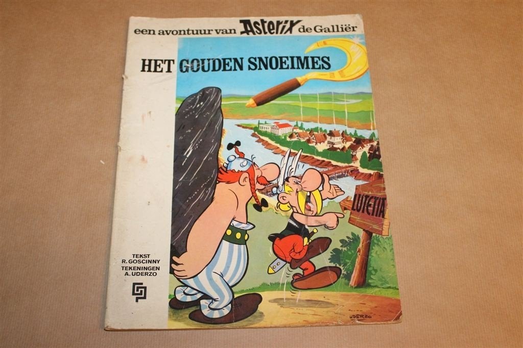Het Gouden Snoeimes — Asterix de Galliër 1967 1e Druk SC, Boeken, Eén stripboek, Ophalen of Verzenden, Gelezen