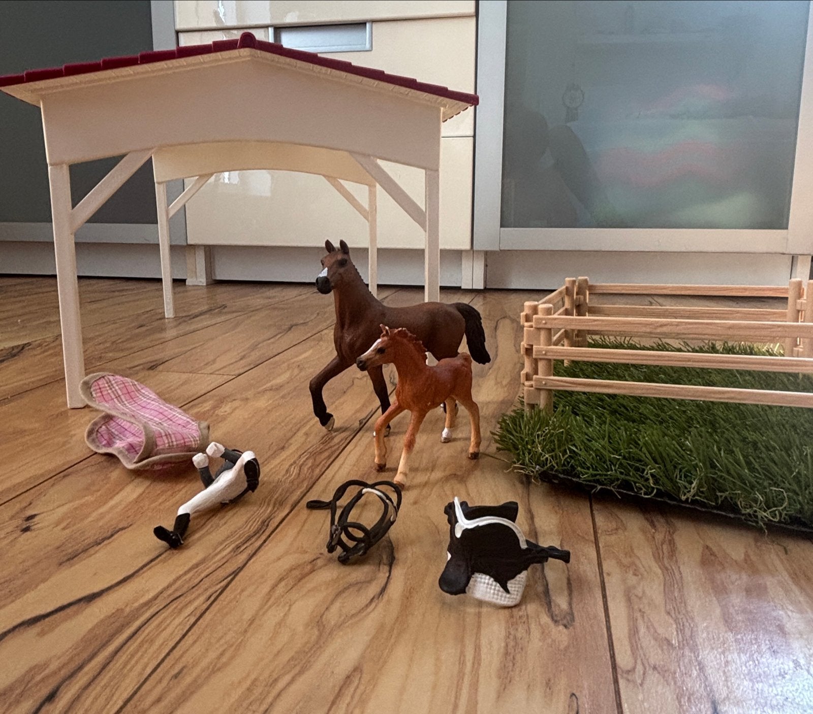 Schleich paarden set met stal en accessoires, Ophalen of Verzenden, Gebruikt
