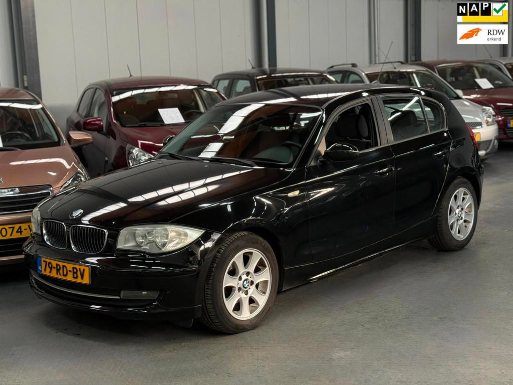 BMW 1-serie 118d High Executive APK NAP, Auto's, 1-Serie, Zwart, 4 cilinders, Origineel Nederlands