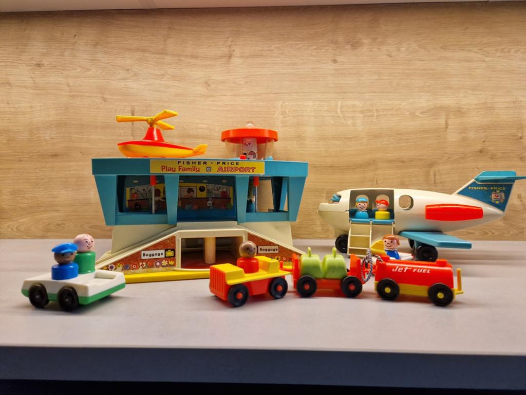 Vintage vliegveld van Fisher-Price met veel accessoires, Ophalen of Verzenden, Gebruikt, Speelset