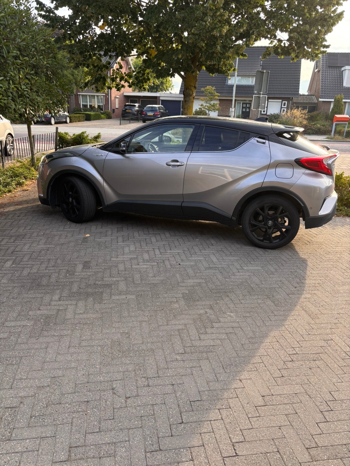 Toyota C-HR 1.8 Hybrid 122pk CVT 2018 Grijs, 725 kg, Zwart, 4 cilinders, 75 €/maand