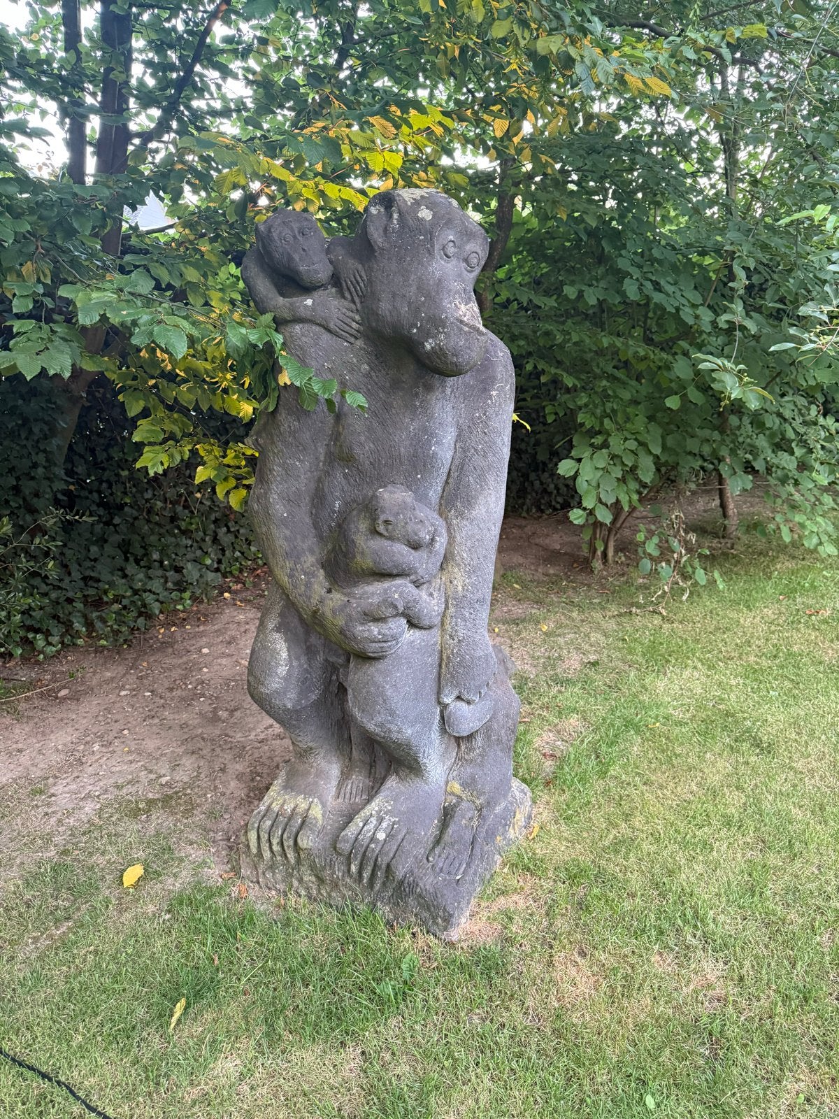 Unieke gekapte lavasteen sculptuur van apenfamilie, Ophalen, Beeld, Grijs, Overige stijlen