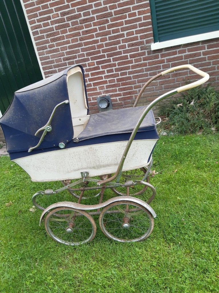 Oude kinderwagen jaren 60 brocante, Ophalen