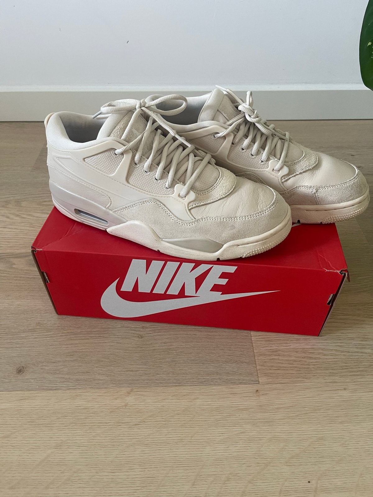 Air Jordan 4RM Legend Light Brown/Sail - Maat 43, Ophalen of Verzenden, Zo goed als nieuw, Bruin, Sneakers of Gympen