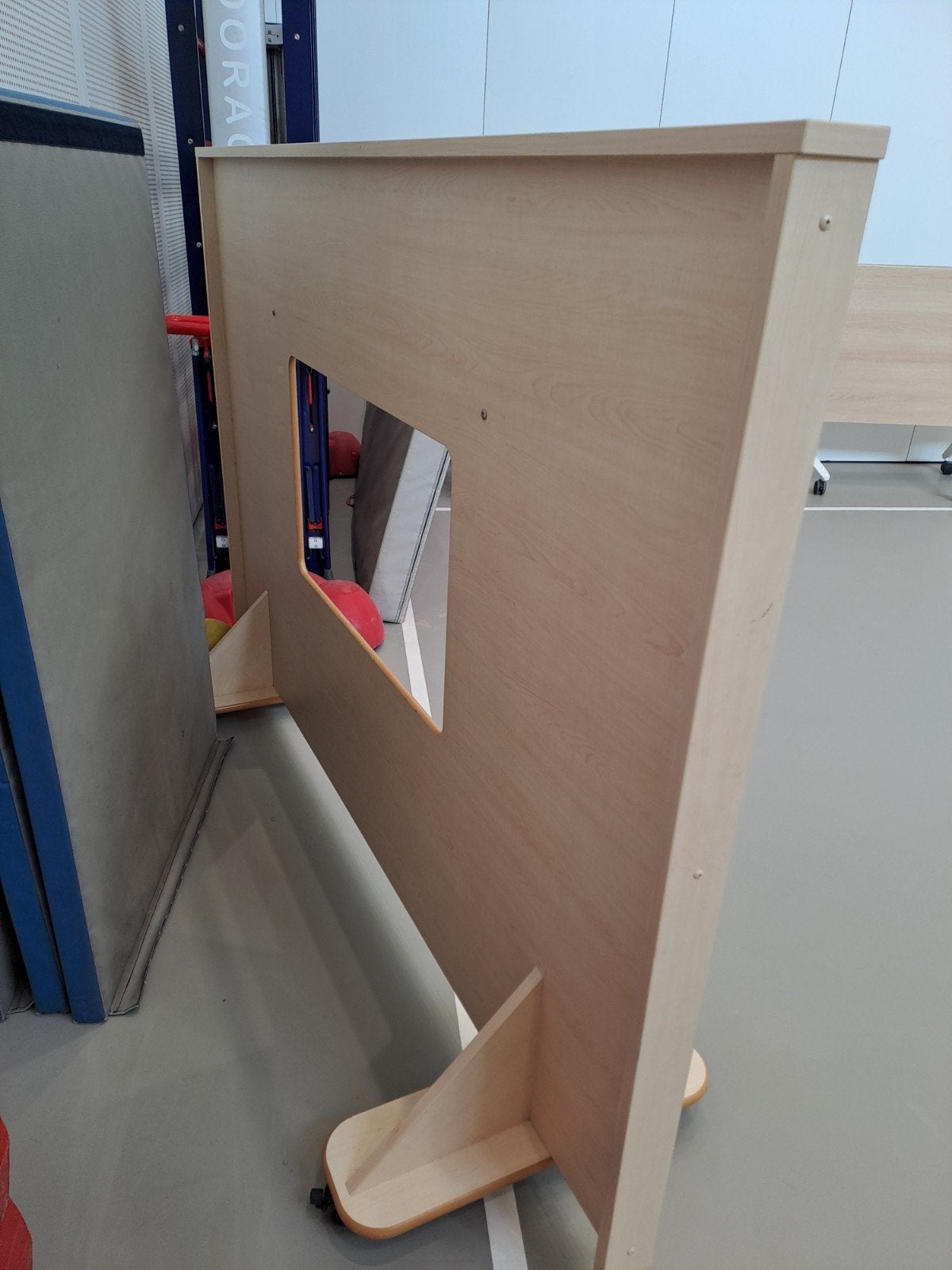 Foto 3 van Remko for Kids Houten Speelwand met Doorkijk en Wieltjes