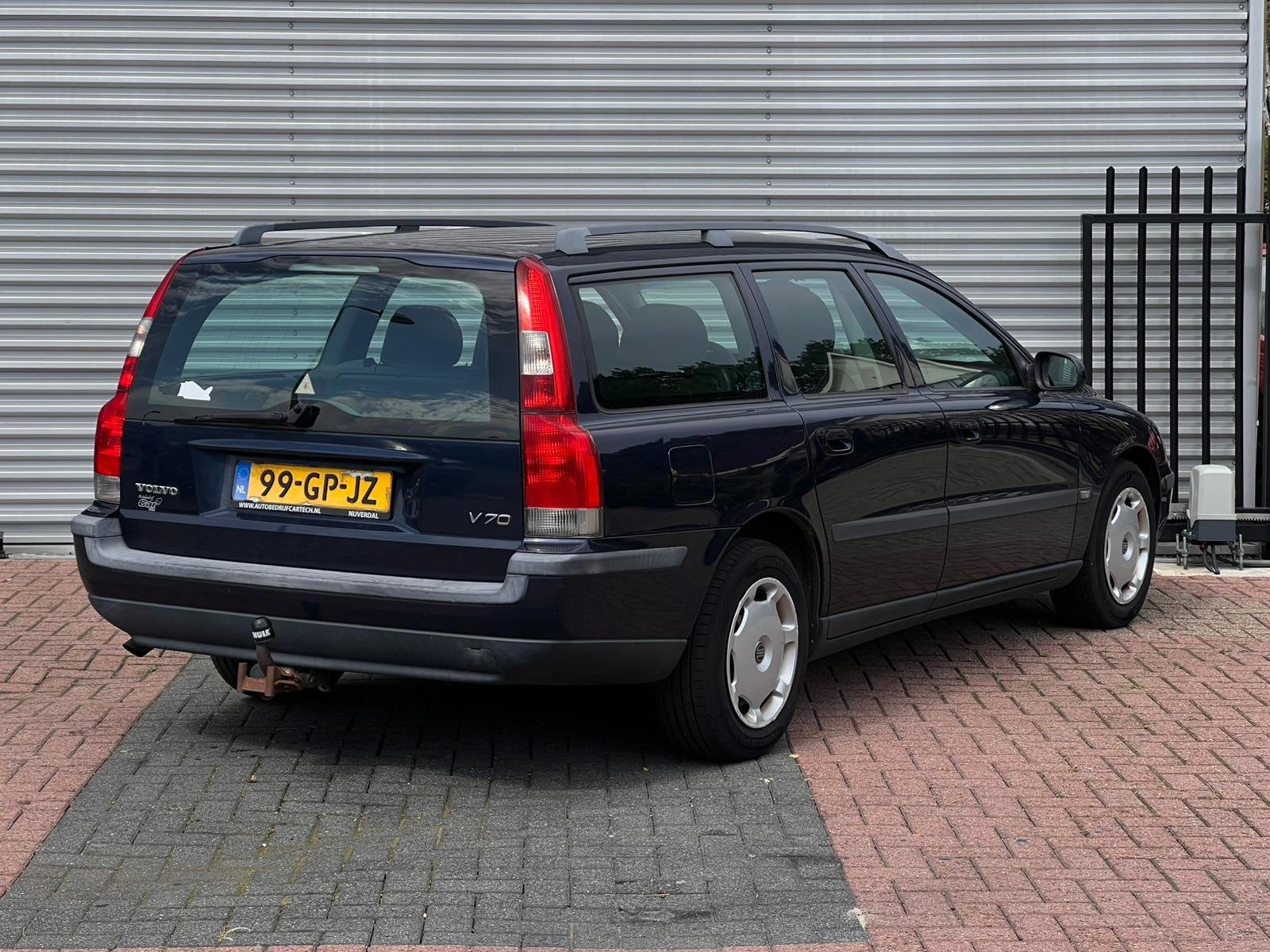 Volvo V70 2.4 Comfort Line AIRCO/CRUISE/TREKHAAK/5CILINDER, Voorwielaandrijving, Stof, Grijs, 500 kg