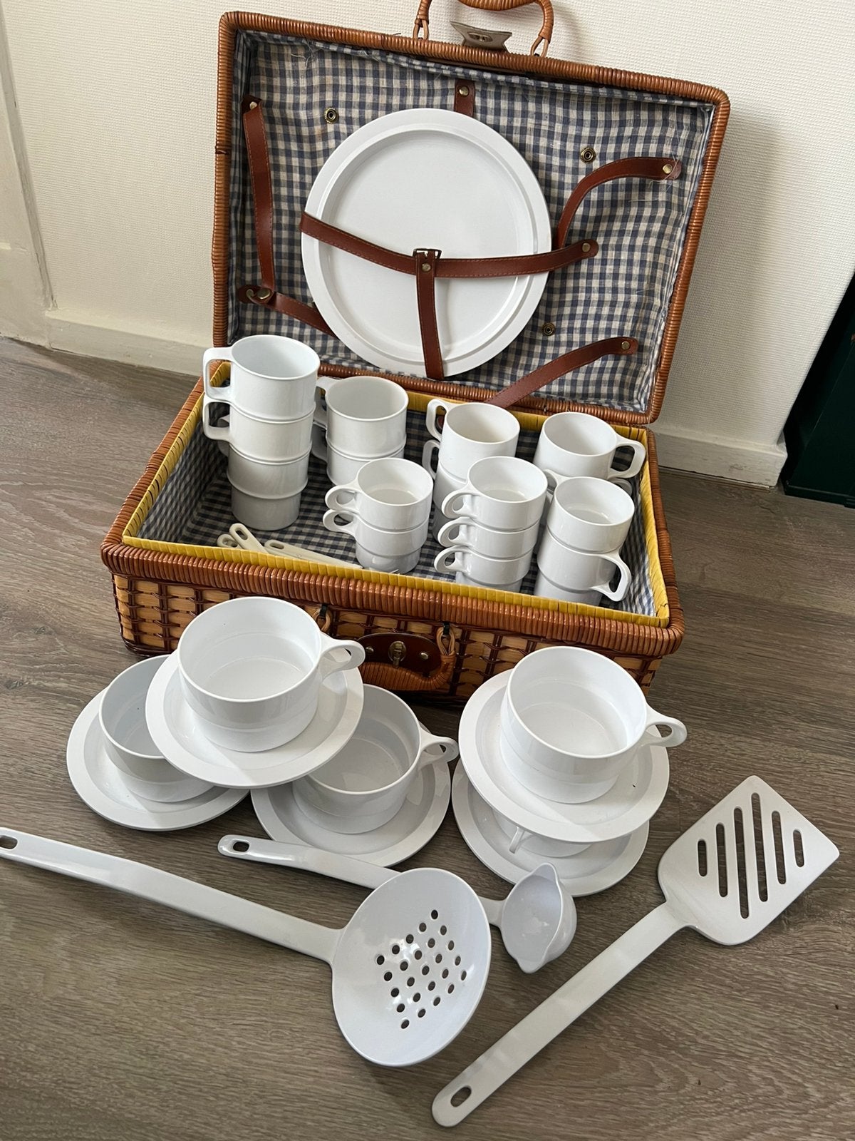 Picknickmand riet met servies en bestek, Ophalen of Verzenden