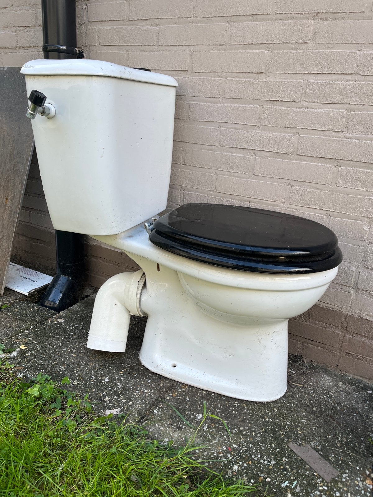 Gebruikt toilet met stortbak en zwarte zitting, Ophalen of Verzenden, Gebruikt, Toilet
