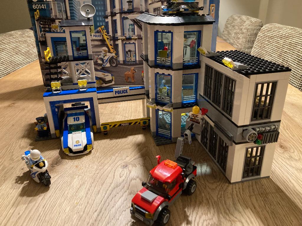 Lego City Politiebureau 60141, Kinderen en Baby's, Ophalen of Verzenden, Gebruikt, Complete set, Lego