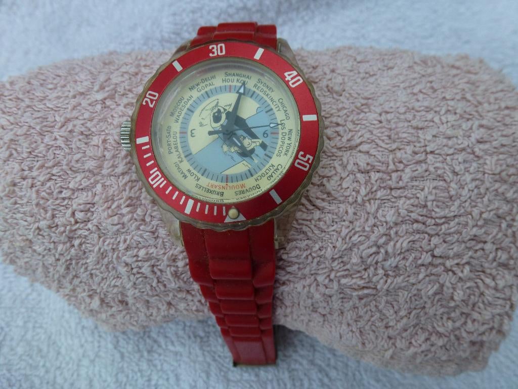 kuifje horloge met Rode siliconen band, Sieraden, Tassen en Uiterlijk, Horloges | Heren, Ophalen of Verzenden, Zo goed als nieuw
