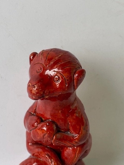 Vintage rood fluitje beeldje aap. Geglazuurd terracotta., Ophalen