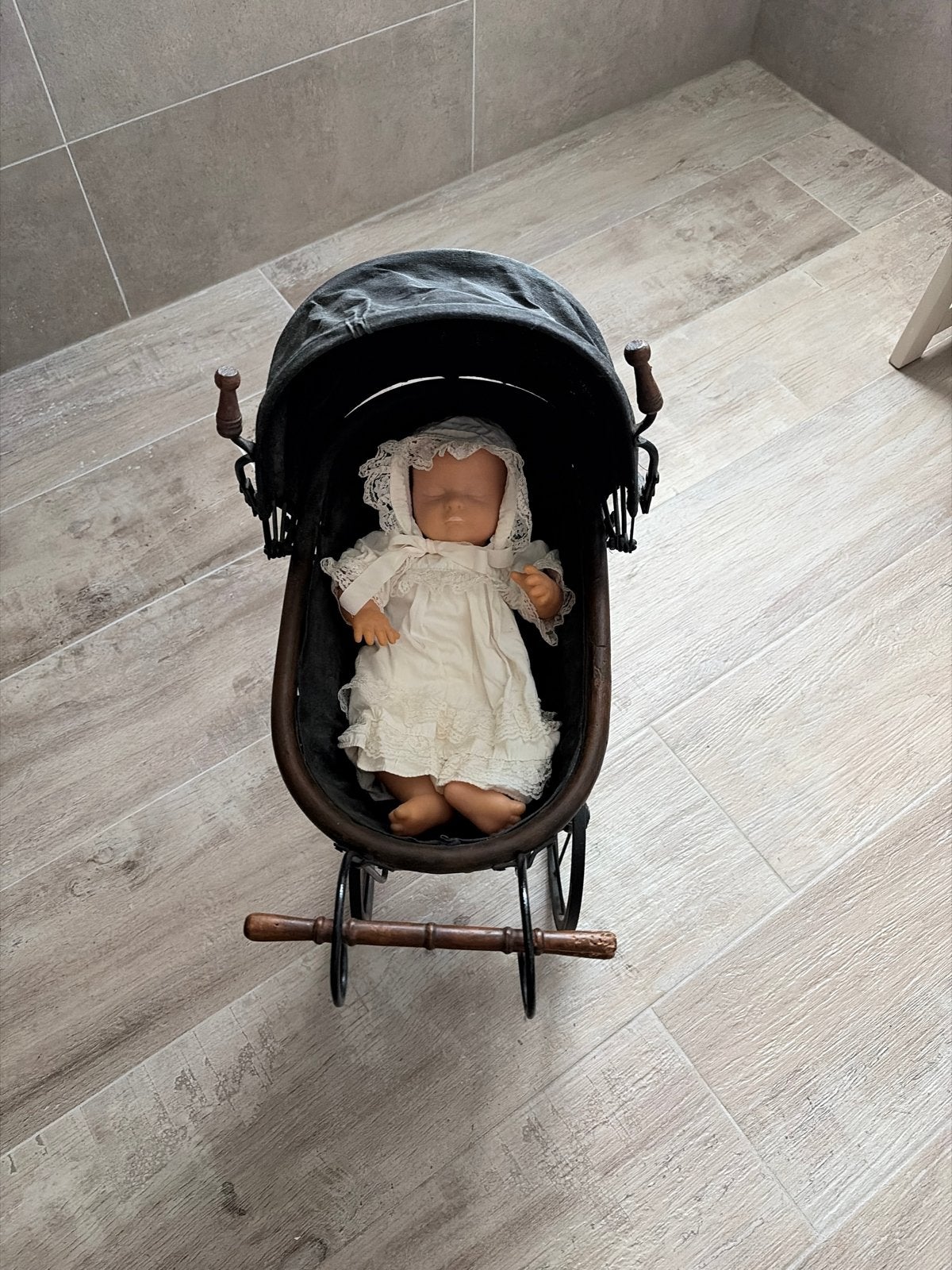 Antieke poppenwagen met pop, Ophalen of Verzenden, Gebruikt, Babypop