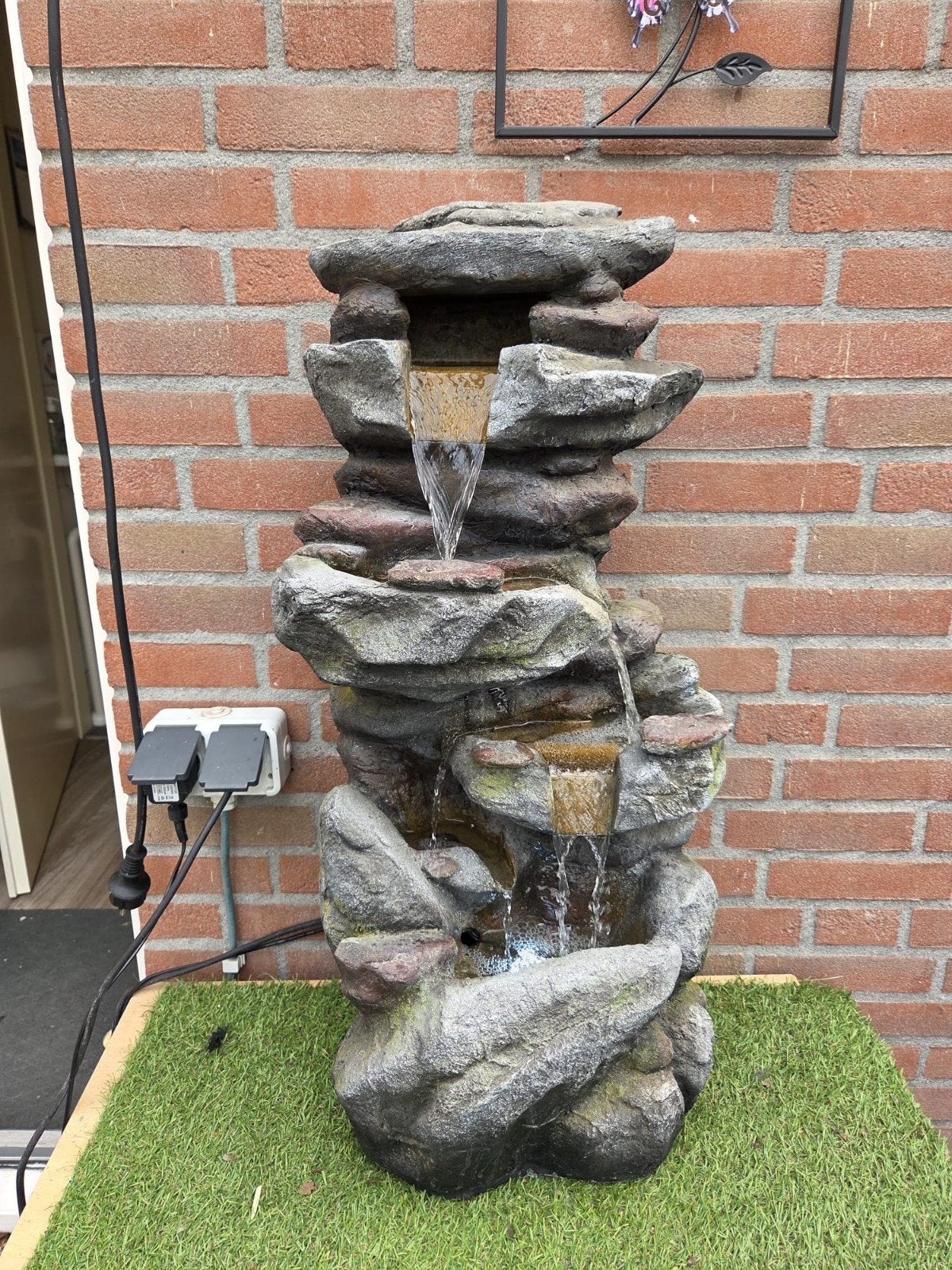 Prachtig waterornament in rots-look met LED-verlichting, Ophalen, Gebruikt, Overige materialen, Waterornament