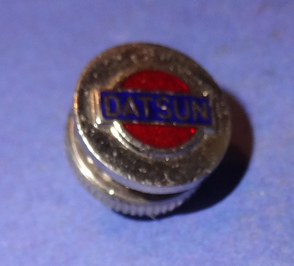 Datsun Andere Revers Knoop 12 mm Doorsnee Met Boutje, Verzenden, Gebruikt, Transport, Speldje of Pin