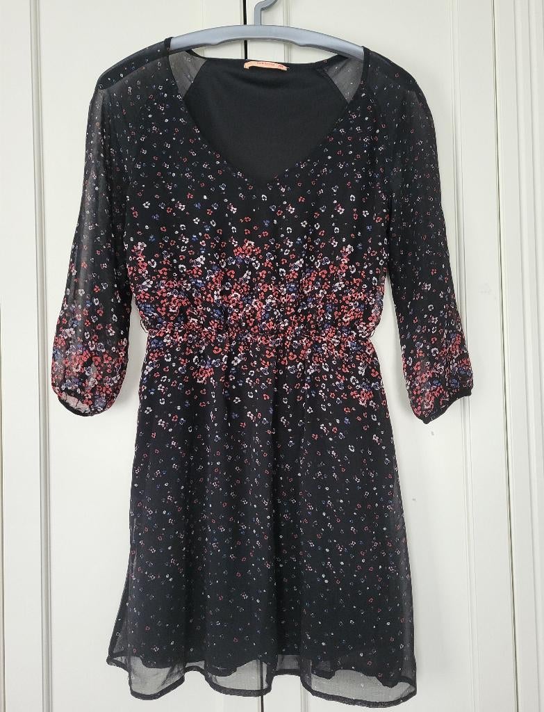 Bershka jurk, zwart, koraal, bloemen, maat M, Maat 38/40 (M), Zwart, Zo goed als nieuw, Boven de knie