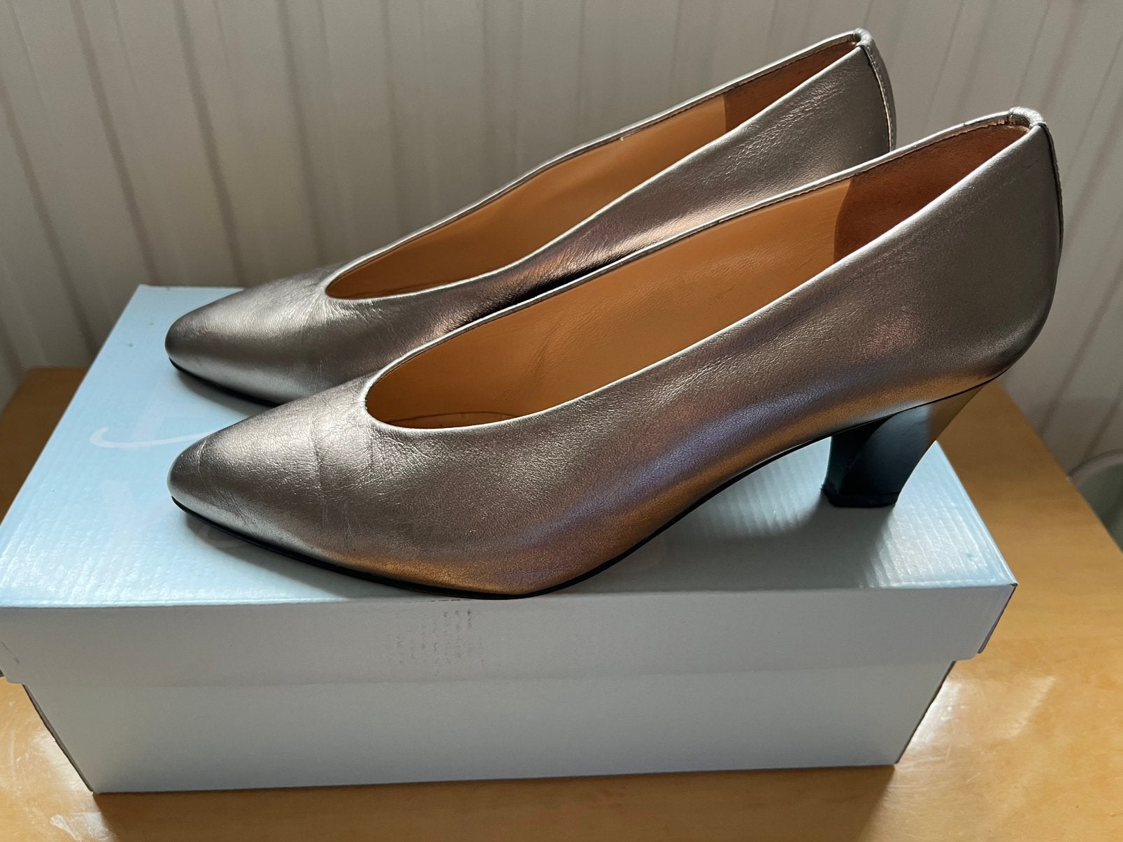 Goud kleurige leren dames pumps, Pumps, Overige kleuren, Ophalen of Verzenden, Zo goed als nieuw