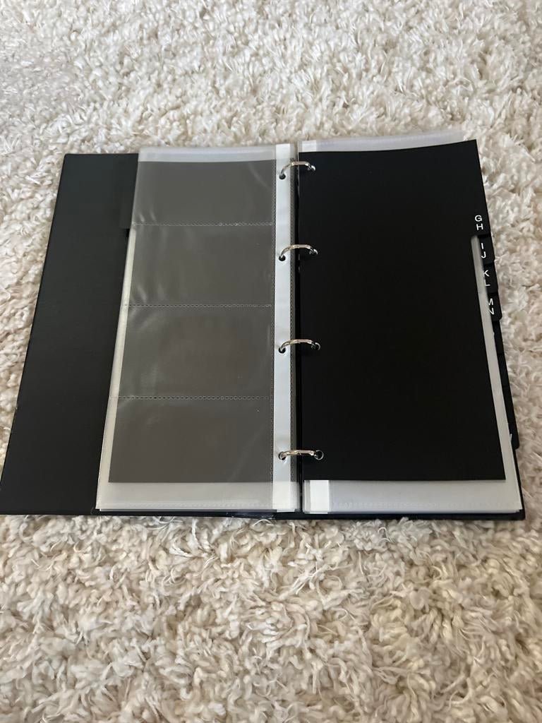 Zwart ringbandalbum m insteekhoezen en alfabetische tabbla, Ophalen of Verzenden, Zo goed als nieuw