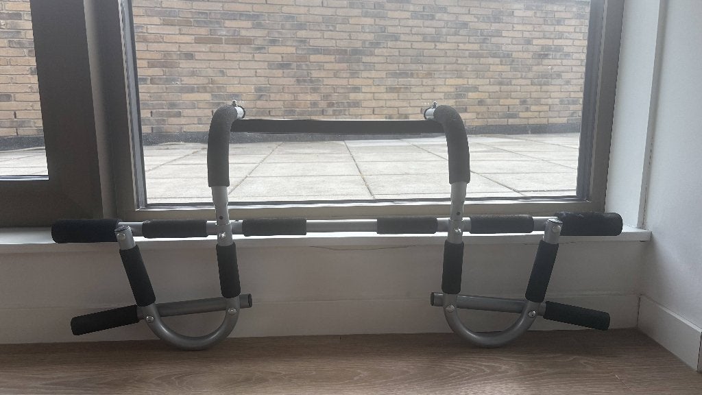 Iron gym pull up bar, Sport en Fitness, Fitnessmaterialen, Ophalen, Zo goed als nieuw, Buik, Oprekstang