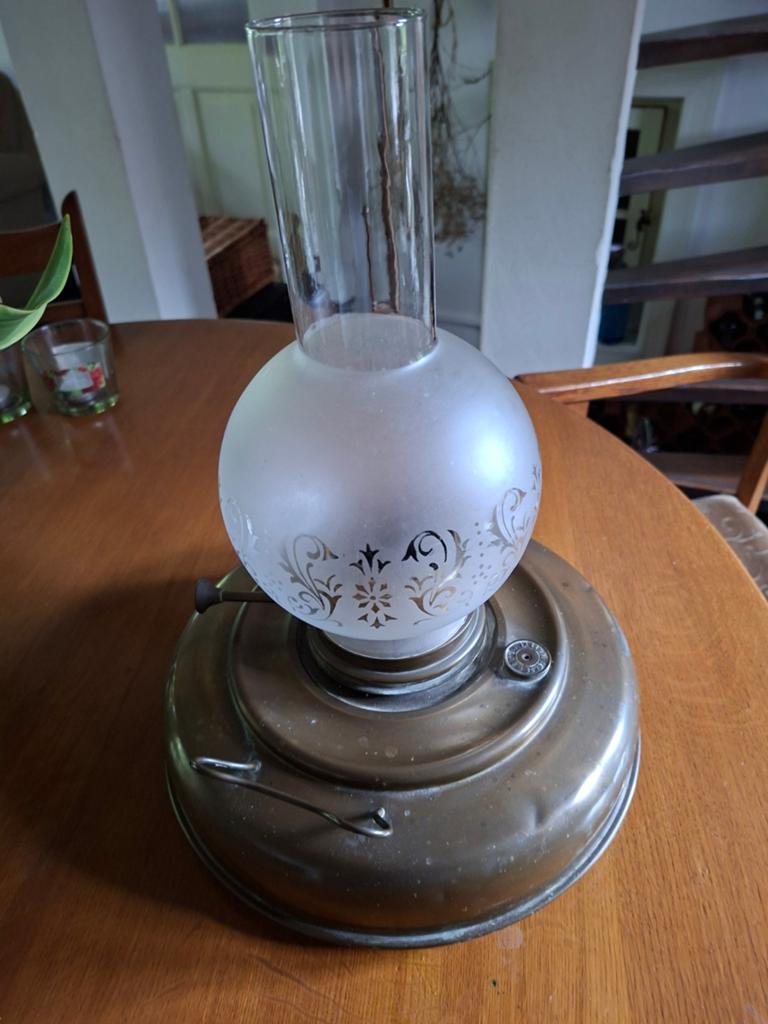 Antieke olielamp met matglazen kap, Antiek en Kunst, Antiek | Lampen, Ophalen of Verzenden