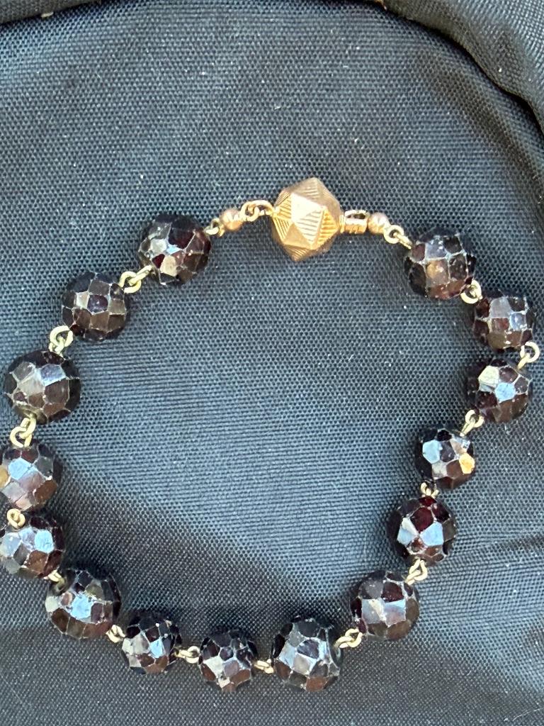 Granaten armband met gouden slotje en schakels, lengte 22 cm, Gebruikt, Ophalen of Verzenden, Met edelsteen, Goud