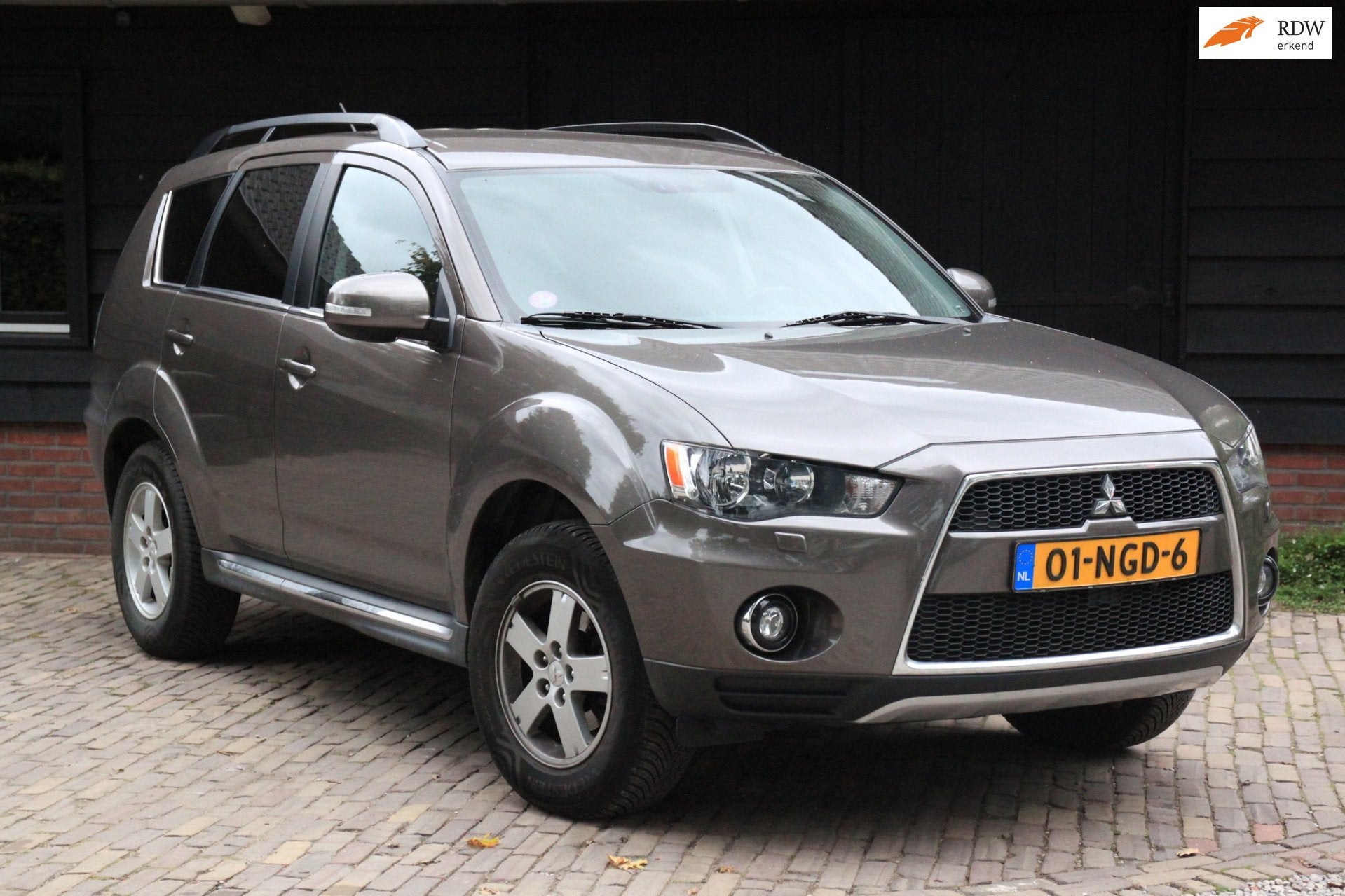 Mitsubishi Outlander 2.0 Intro Edition Navigatie/camera/Park, Auto's, Stof, Zwart, 4 cilinders, Origineel Nederlands