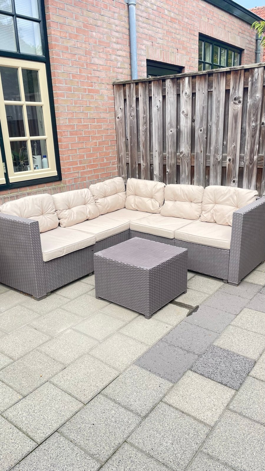 L-vormige loungeset met tafel en kussens