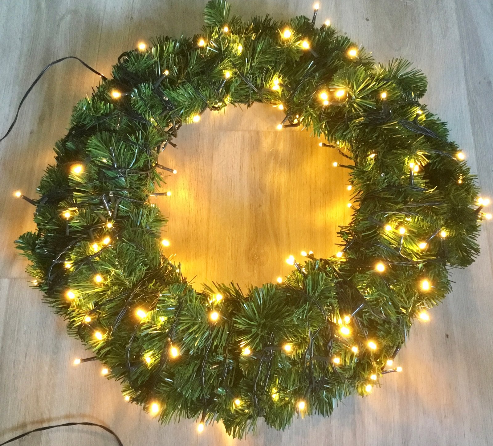 GROTE GROENE KERSTKRANS MET 240 LAMPJES- DOORSNEE 55 CM., Diversen, Kerst, Ophalen of Verzenden, Zo goed als nieuw
