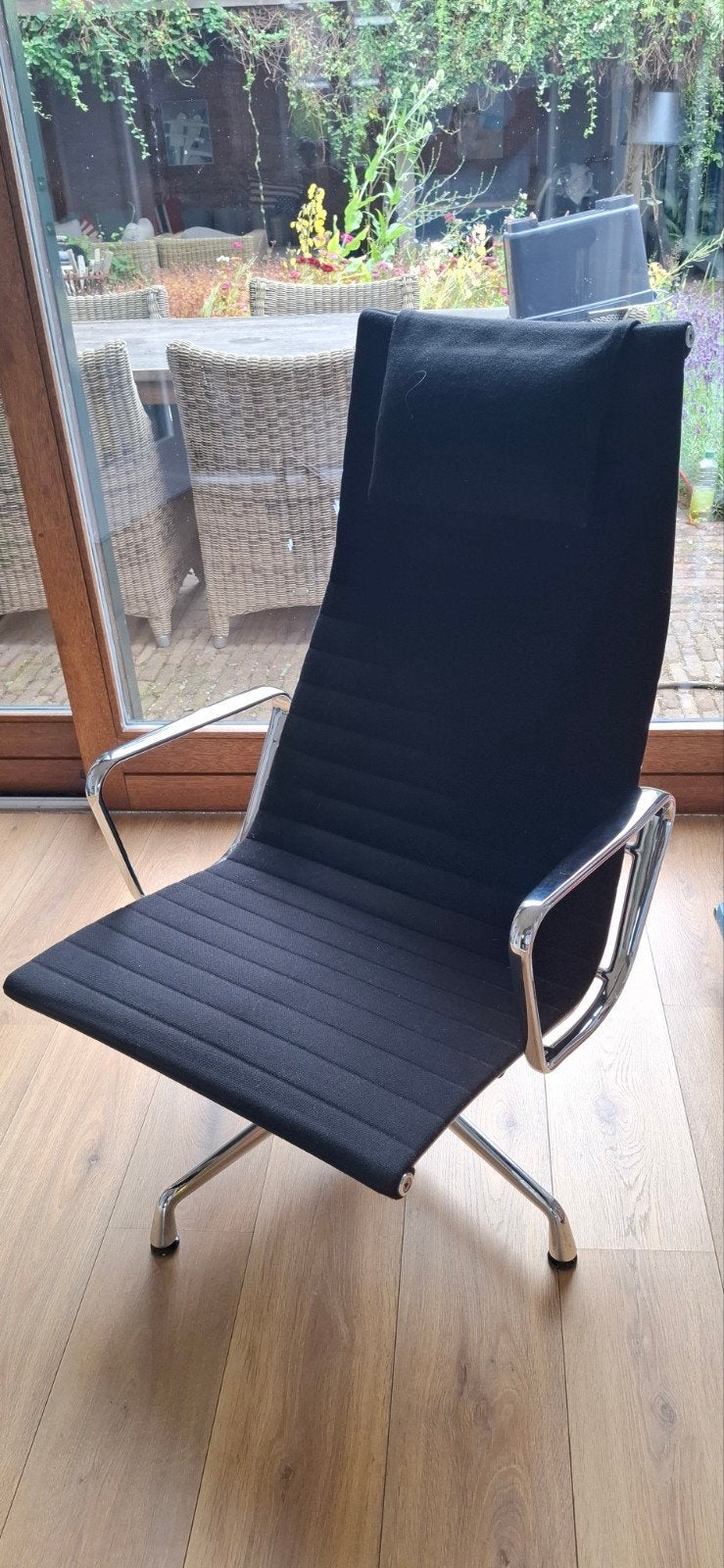 Vitra Eames EA 124, Ophalen