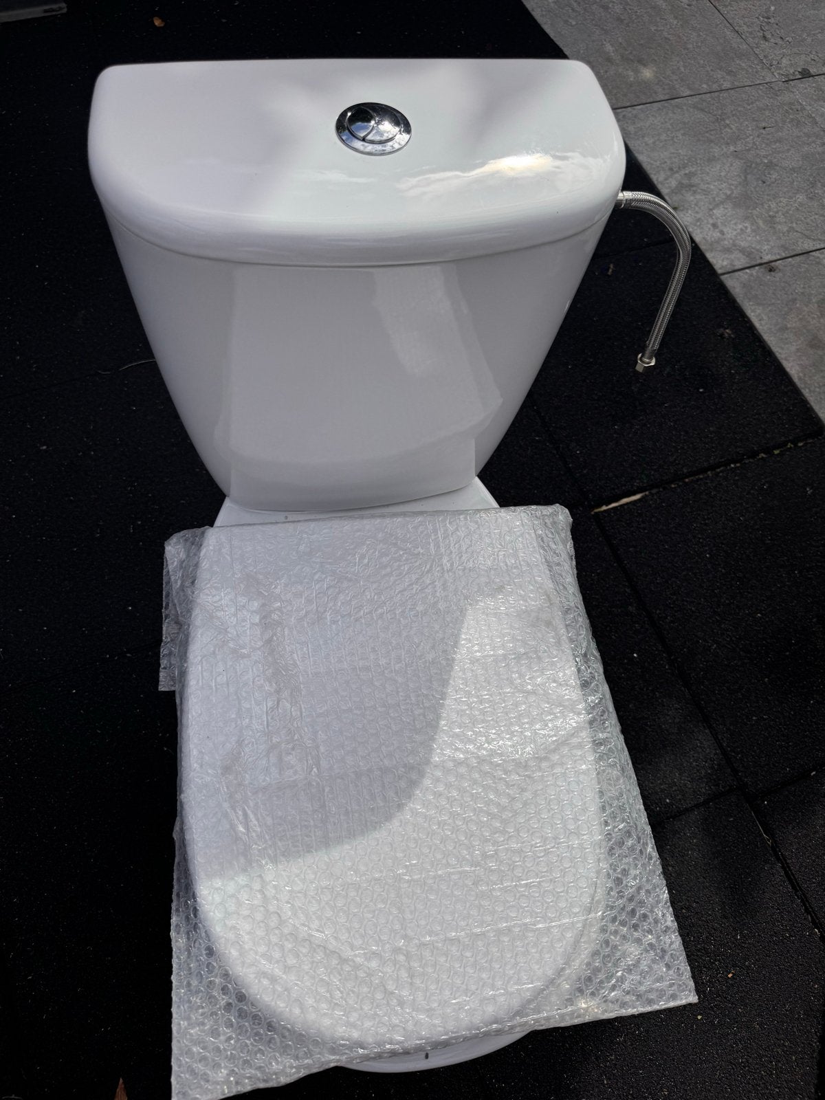Nieuw staand toilet met stortbak en wc-bril, Ophalen of Verzenden, Nieuw, Toilet