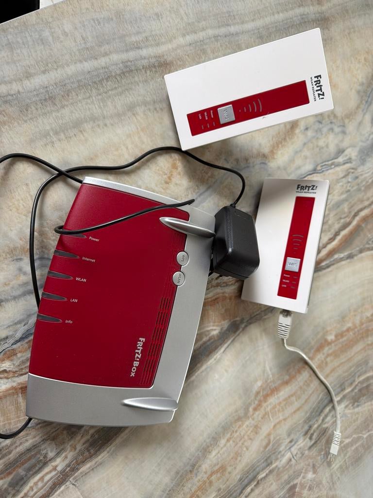 Fritz!Box 4040 router met 2 Fritz!WLAN repeaters, Computers en Software, Routers en Modems, Ophalen of Verzenden, Zo goed als nieuw