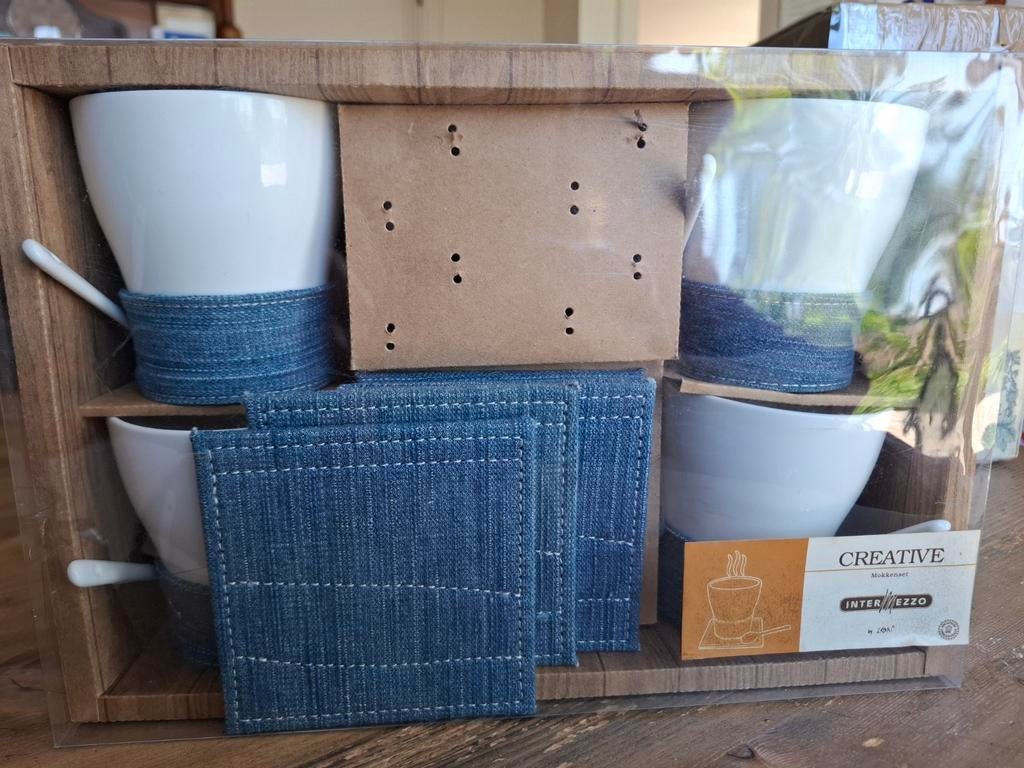 Set van 4 bekers met 4 lepels en denim onderzetters, Ophalen of Verzenden, Overige stijlen, Kop(pen) en/of Schotel(s)