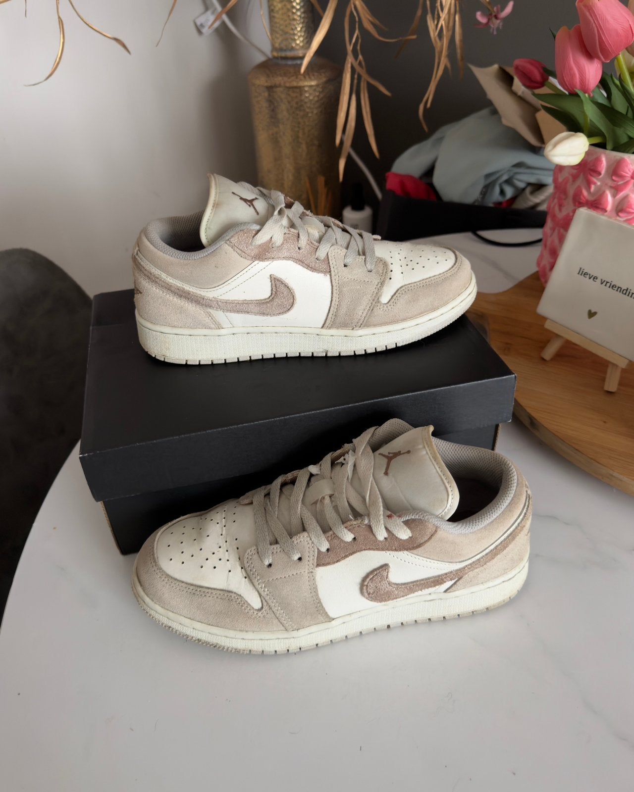 Nike jordan low maat 40 beige incl box, Ophalen, Zo goed als nieuw, Beige, Sneakers of Gympen