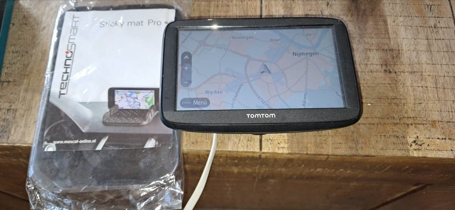 TomTom navigatiesysteem met nieuw antislib matje auto, Ophalen of Verzenden