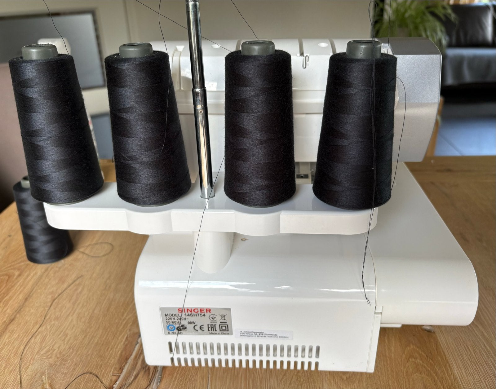 Singer Overlock Machine 14SH754 - Zo goed als nieuw, Hobby en Vrije tijd, Naaimachines en Toebehoren, Ophalen of Verzenden, Zo goed als nieuw