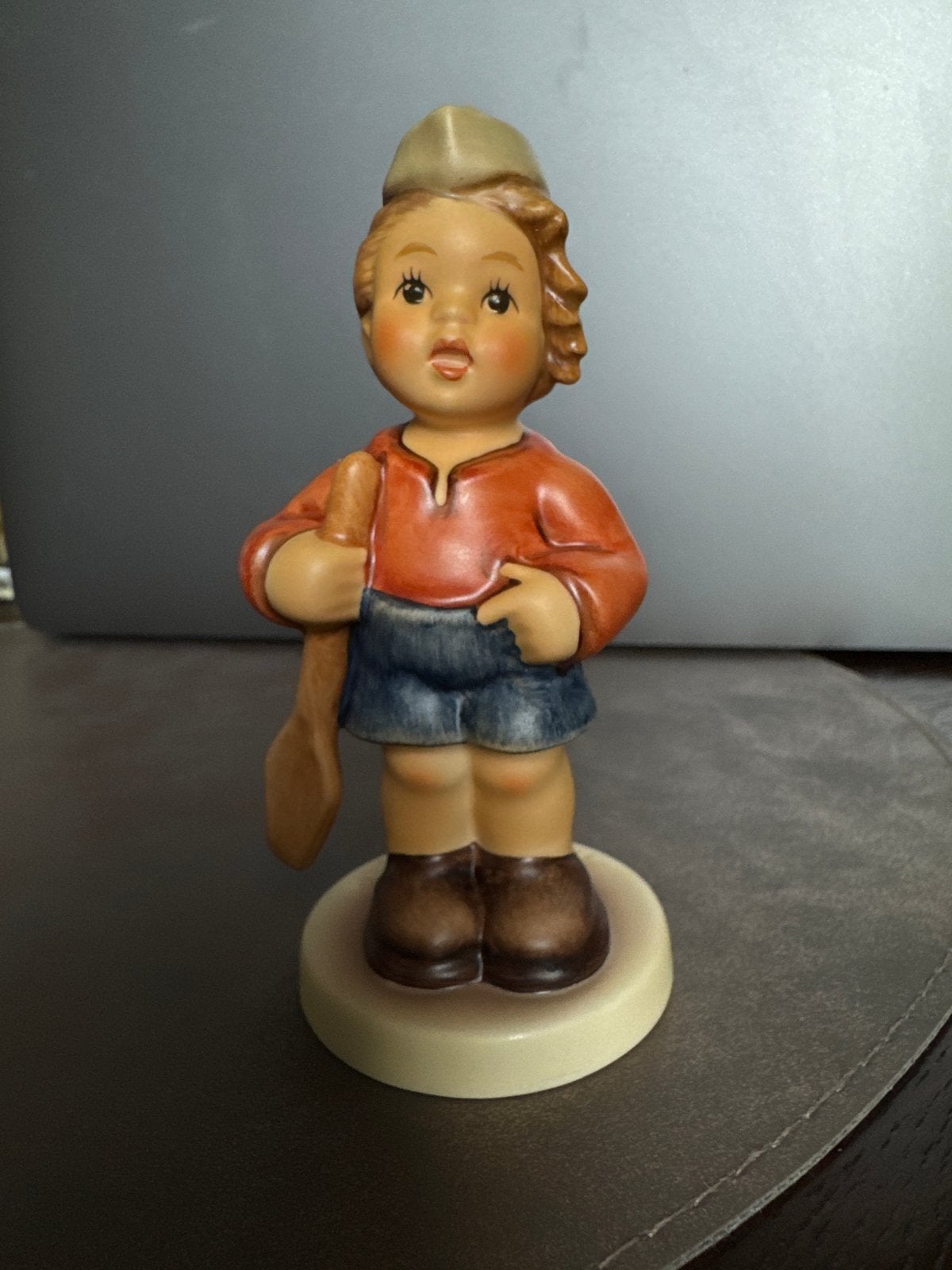 Hummel beeldje jongen met lepel - M.I. Hummel Club 2002/2003, Verzamelen, Ophalen of Verzenden, Zo goed als nieuw, Hummel