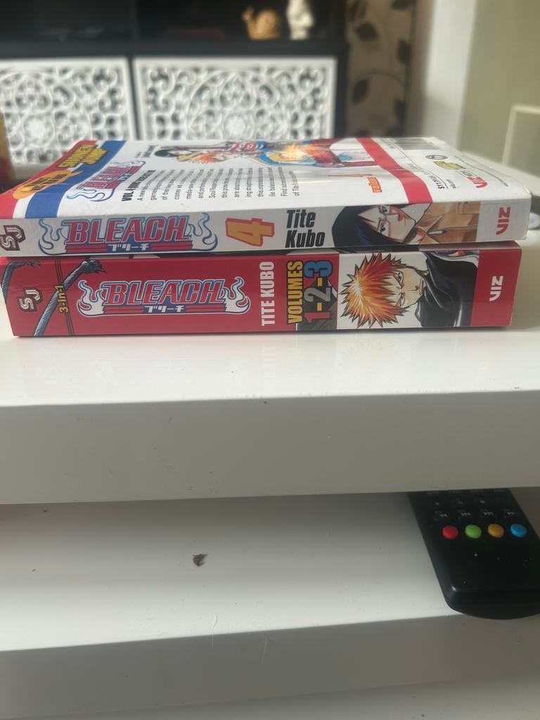 Bleach vol 1 - 4, Boeken, Meerdere comics, Ophalen, Zo goed als nieuw, Japan (Manga)