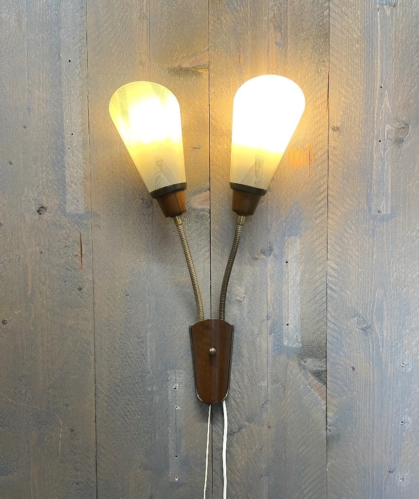 dubbele wandlamp met  buigarmen en glazen kelken, jaren ‘50, Ophalen of Verzenden, Gebruikt, Glas
