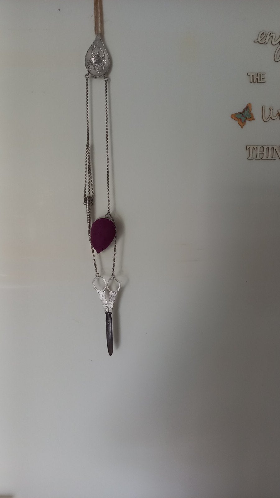 Antieke zilveren chatelaine, Ophalen