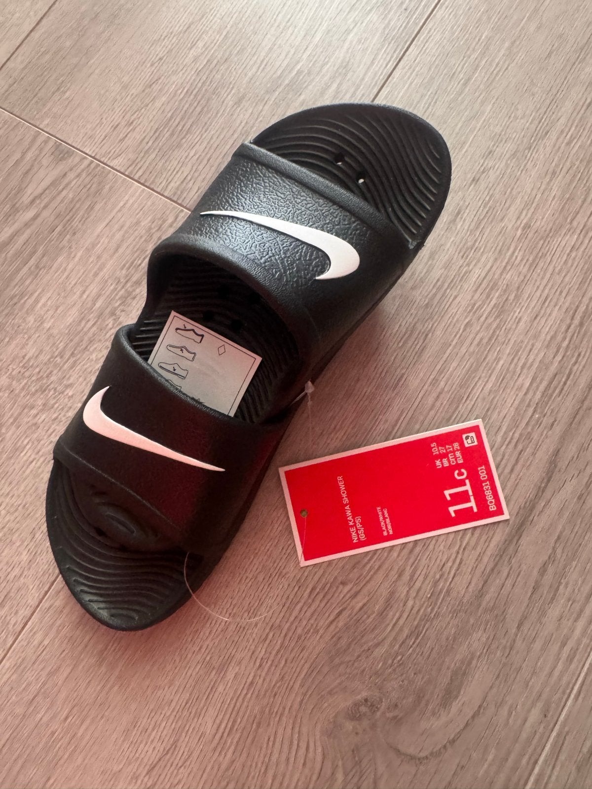 Nieuwe Nike Kawa Slides - Zwart met wit logo, Kleding | Dames, Ophalen of Verzenden, Nieuw, Zwart, Slippers
