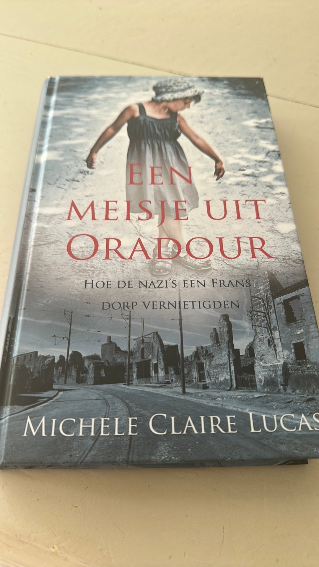 Een meisje uit Oradour, Ophalen of Verzenden, Tweede Wereldoorlog, Zo goed als nieuw